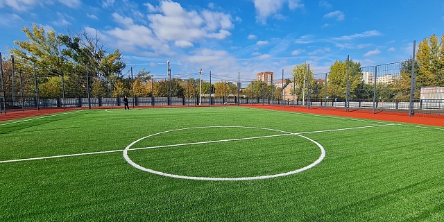 Обслуживание покрытия искусственного футбольного поля